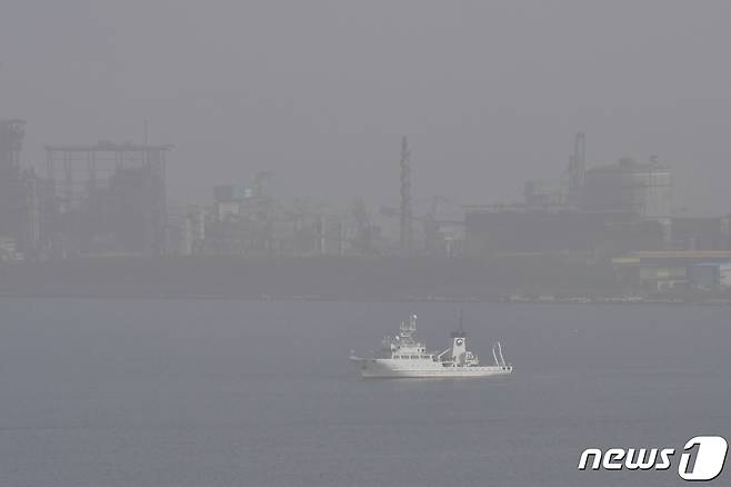 이틀째 황사 영향을 받고 있는 18일 오후 경북 포항시 전역이 희뿌연 미세먼지에 뒤덮여있다.. 2024.4.18/뉴스1 ⓒ News1 최창호 기자