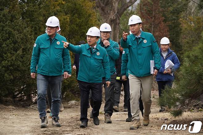 2023년 충북 제천의 산사태피해 복구지를 점검하는 모습(가운데가 남성현 산림청장) (산림청 제공)/뉴스1