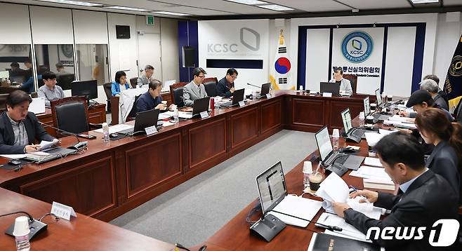 백선기 선거방송심의위원회 위원장이 18일 서울 양천구 방송회관에서 열린 제15차 제22대 국회의원선거 선거방송심의위원회 정기회의를 주재하고 있다. 2024.4.18/뉴스1 ⓒ News1 김도우 기자