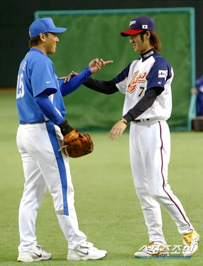 WBC(월드베이스볼클래식) 한국대표팀 공식훈련. 이승엽과 이야기하는 일본대표팀 니시오카. 스포츠조선DB