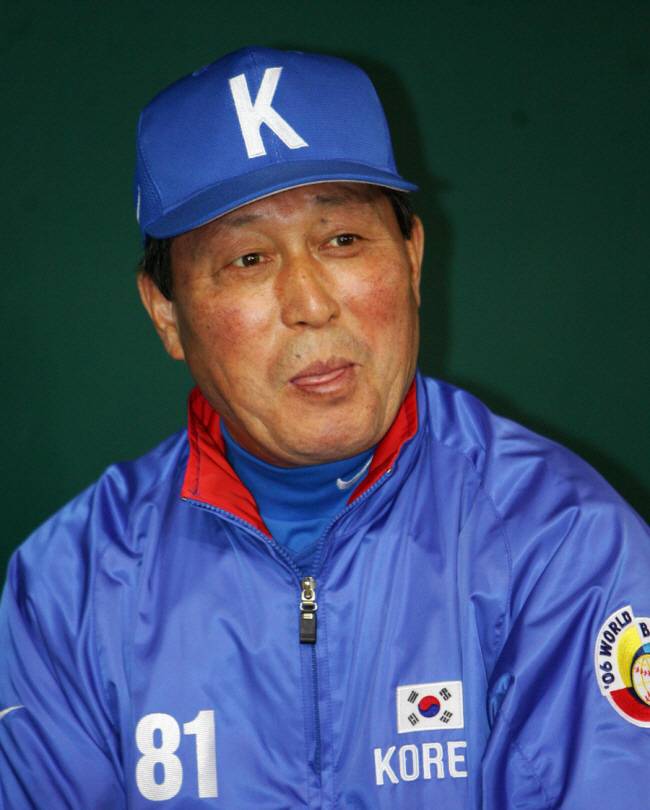 5일 일본 도쿄 도쿄돔에서 WBC한국대표팀의 김인식 감독이 일본과 경기를 앞두고 경기장에서 선수들이 몸푸는 모습을 바라보고 있다.2006.3. 5  (도쿄=연합뉴스)