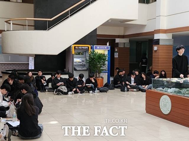 건국대학교 학생들이 18일 서울 광진구 교내 행정관에서 자유전공학부 신설에 반대하며 점거 농성을 벌이고 있다. 건국대 총학생회는 지난 5일 학사구조개편 대응 태스크포스(TF)를 구성하고 교내 대자보를 부착하는 등 반대 운동에 나섰다. /이윤경 기자