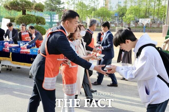 농협 대전본부가 ㈔우리농업지키기운동본부와 함께 18일 쌀 소비촉진 및 청소년 건강증진을 위한 '아침밥 먹기 캠페인'을 벌이고 있다. /대전농협