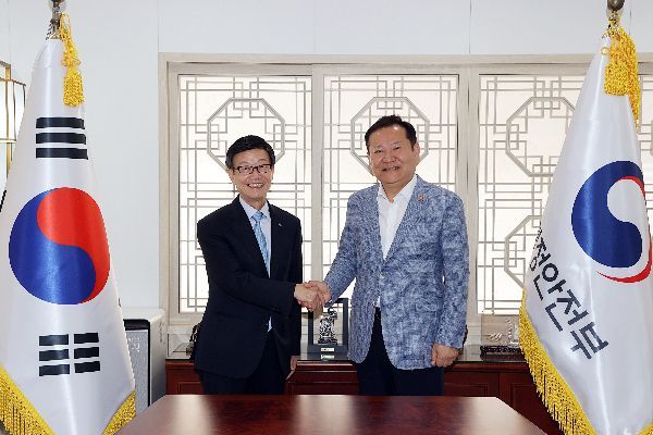 윤진식 한국무역협회 회장(왼쪽)이 18일 서울 광화문 정부서울청사에서 이상민 행정안전부 장관과 기념사진을 촬영하고 있다.[사진제공=무협]