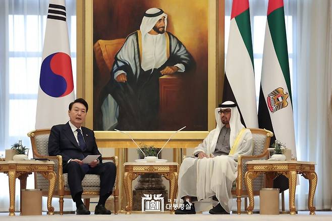 윤석열 대통령이 15일 오전(현지시간) 아랍에미리트(UAE) 아부다비 카사르 알 와탄에서 열린 모하메드 빈 자이드 알 나하얀 UAE 대통령과의 확대회담에서 발언하고 있다./대통령실/뉴스1