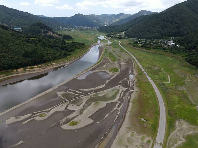 충남 서북부 지역의 식수원 역할을 하는 보령댐 상류가 계속된 가뭄으로 일부 바닥을 드러낸 채 거북등처럼 쩍쩍 갈라져 있다. 한국수자원공사는 보령댐이 가뭄 '경계' 단계에 진입함에 따라 지난 3일부터 금강에서 하루 최대 11만5천t의 물을 보령댐으로 보내주고 있다. 보령댐은 서산·보령·홍성 등 충남 서북부의 유일한 수원이다. /신현종 기자