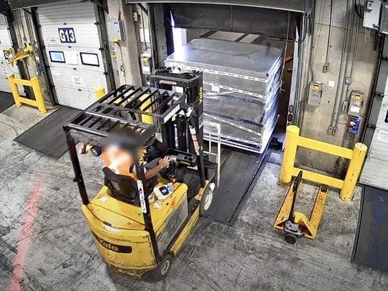 항공사 창고에 보관 중이던 220억원 규모의 금괴와 현금이 담긴 컨테이너. /필 지역 경찰