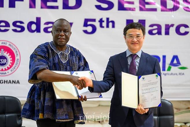 김황용 농촌진흥청 기술협력국장(오른쪽)과 야우 프림퐁 아도(Yaw Frimpong Addo) 가나 농식품부 차관이 지난 3월 5일 가나 다웬야 벼 종자생산 사업지에서 벼 보급종 300t을 가나 정부에 인계하기 위한 행사에서 협약에 서명 후 기념사진을 촬영하고 있다. ⓒ데일리안 배군득 기자