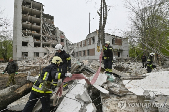 러시아 공습으로 무너진 우크라이나 북부 도시 건물. 사진 연합뉴스