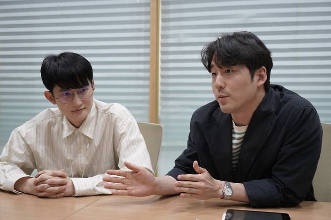 SK브로드밴드 AIX 마케팅팀 이홍연(왼쪽), 현호준 매니저가 SKB 본사에서 인터뷰를 진행하고 있다. SKB 제공