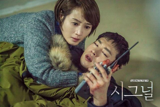 드라마 '시그널'에서 이제훈(오른쪽)은 박해영 형사를 맡아 무전기로 과거의 인물과 소통한다. tvN 제공