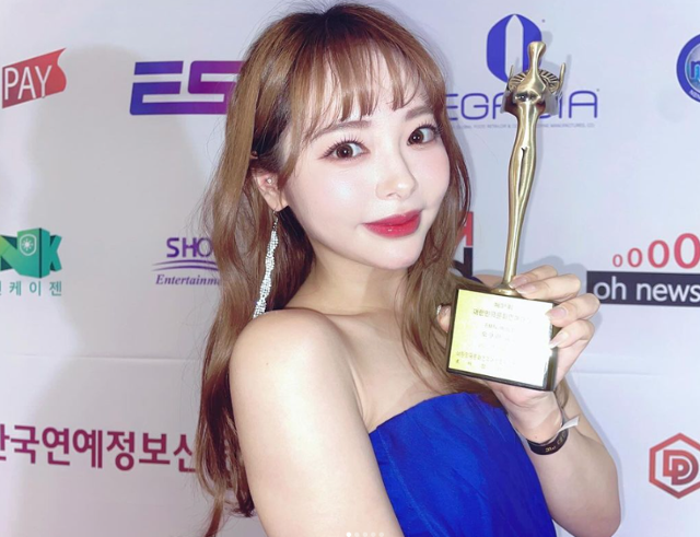 오구라 유나는 지난해 제31회 대한민국문화연예대상 시상식에서 EMN 예능상을 수상했다. 오구라 유나 SNS