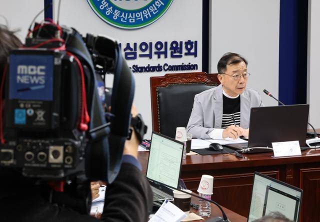 백선기 선거방송심의위원회 위원장이 18일 서울 양천구 방송회관에서 열린 제15차 제22대 국회의원선거 선거방송심의위원회 정기회의를 주재하고 있다. 뉴스1