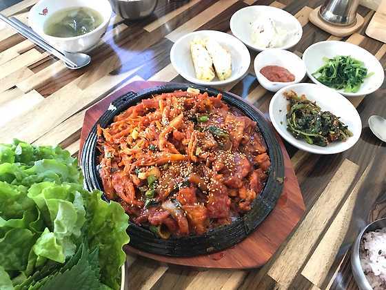 '시골친구' 더덕구이 돌솥비빔밥 [사진=카름스테이]