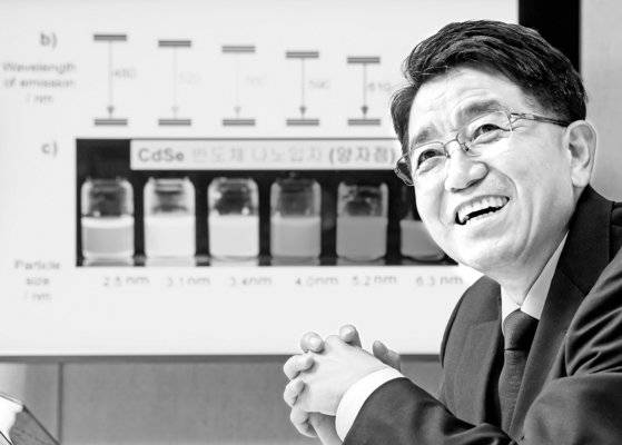 현택환 기초과학연구원(IBS) 나노입자연구단장(서울대 석좌교수)가 27일 서울 관악구 서울대 연구실에서 중앙일보와 인터뷰하고 있다. 김성룡 기자