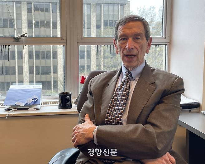 로버트 아인혼 전 미국 국무부 비확산·군축담당 특보가 워싱턴 브루킹스연구소의 사무실에서 경향신문 기자와 북핵 문제와 한반도 긴장 해소를 위한 미국의 대북정책 방향 등을 주제로 인터뷰하고 있다. 워싱턴|김유진 특파원