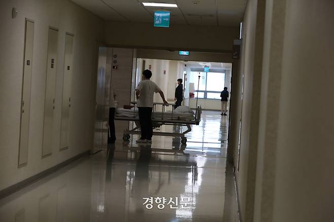 지난 17일 서울의 한 대형 병원에서 의료진이 침대를 옮기고 있다. 정효진 기자
