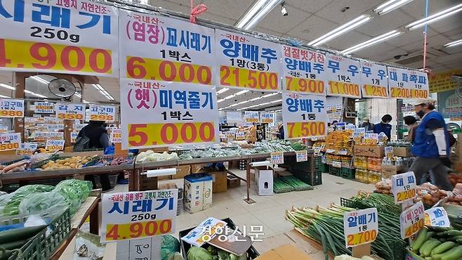 서울 청량리 경동시장 인근 식자재 할인마트에서 양배추 한통을 초특가 7900원에 팔고 있다.  정유미기자