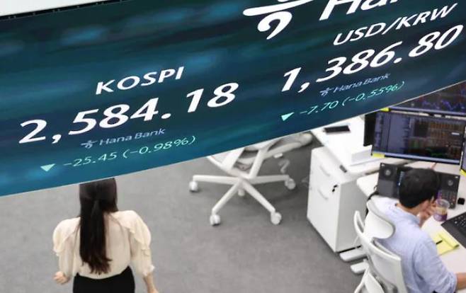 The closing price of the Korean stock market and the won-dollar exchange rate are displayed on the status board of the dealing room at Hana Bank\'s headquarters in Jung-gu, Seoul, Sunday afternoon, after the Kospi fell nearly 1 percent. Yonhap