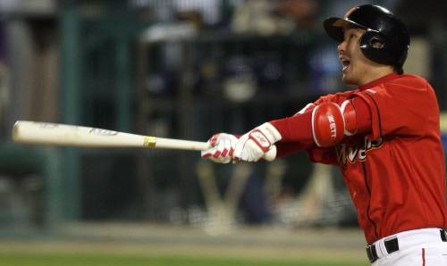 Choi Jeong hit a two-run come-from-behind home run during Game 3 of the 2008 Korean Series between the SK Wyverns and the Doosan Bears. The Wyverns went on to win the series 4-1, beating the Bears to the title for a second consecutive year. [JOONGANG ILBO]