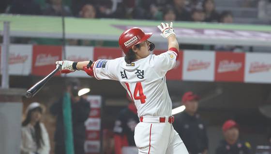 Choi Jeong hits a home run at the bottom of the ninth inning of a game between the SSG Landers and Kia Tigers at SSG Landers Park in Incheon on Tuesday. The long ball, the 467th of his career, saw him tie the all-time KBO home run record with Samsung Lions star Lee Seung-yuop. [YONHAP]