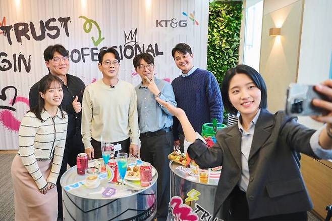 취임 약 3주가 된 방경만 KT&G 사장(왼쪽 세 번째)이 17일 직원들과 ‘캐주얼 미팅’을 하며 직원들이 다과를 즐기고 있다. KT&G