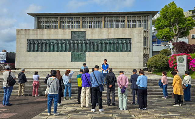 한일연합선교회가 주최한 ‘나가사키 순교지 탐방단’이 16일 일본 나가사키현 니시자카 공원에 마련된 ‘일본 26성인 기념비’ 앞에서 기도하고 있다.