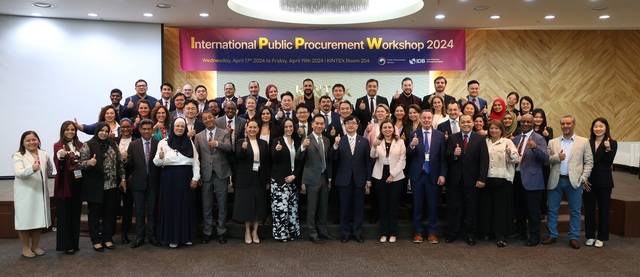 국제공공조달워크숍 참석자들이 기념촬영을 하고 있다. 조달청 제공