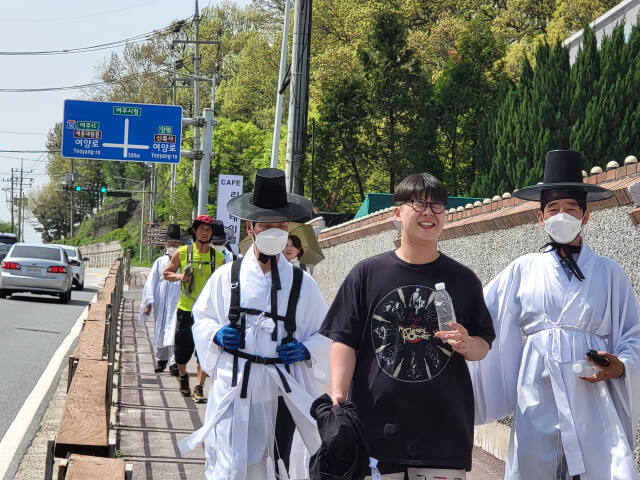 여주 남한강 구간을 걷고 있는 퇴계 선생의 마지막 귀향길 재현 걷기행사에 참여한 참가자들이 지난 17일 오후 여주 영월루 구간을 걷고 있다. 유진동기자