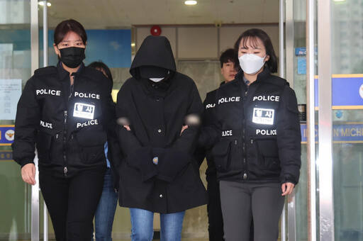 2012년과 2015년에 각각 아들을 낳자마자 살해한 엄마 A씨가 지난해 11월 인천 미추홀경찰서에서 나와 검찰로 송치되고 있다. 연합뉴스
