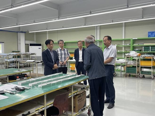 연구개발특구진흥재단 이사장, 경남진주강소특구지원센터장 등 특화분야 기업 현장 방문 모습 [사진=경남진주강소특구]