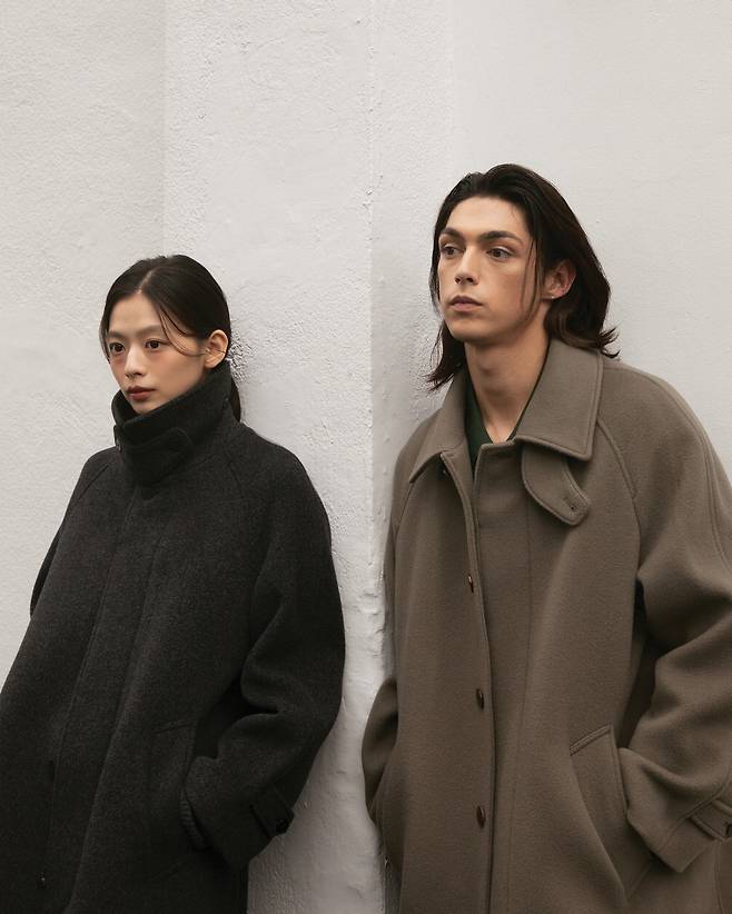 어나더오피스에서 출시한 발마칸 코트. 오버레이