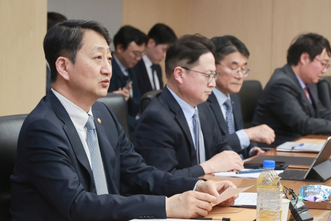 안덕근 산업통상자원부 장관(왼쪽 첫번째)은 18일 경남 사천에 위치한 한국항공우주산업(KAI)을 방문해 방산 업계의 수출 애로사항을 논의했다. [사진제공=산업통상자원부 ]