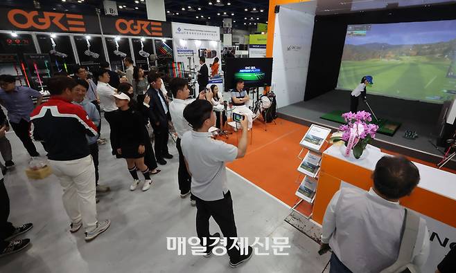 18일 서울 강남구 코엑스에서 열린 2024 매일경제·SBS Golf 골프박람회에서 방문객들이 골프 용품을 살펴보고 있다. 2024.04.18[이충우기자]