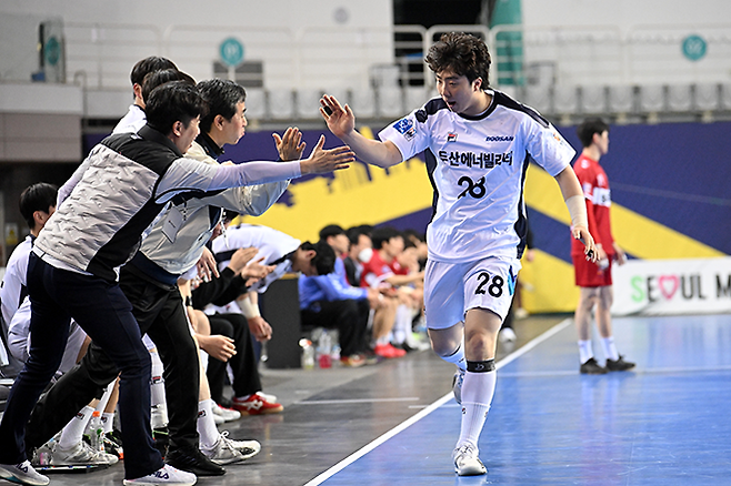두산 김진호가 동료들과 손을 마주치고 있다. 사진=한국핸드볼연맹 제공