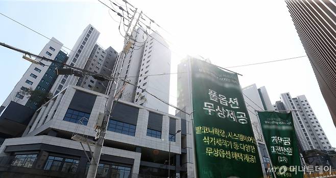 (서울=뉴스1) 이승배 기자 = 정부가 리츠를 활용한 PF(프로젝트 파이낸싱) 지원에 본격적으로 나선다. 9일 부동산 업계에 따르면 국토교통부는 지난달 28일 발표한 '건설경기 회복 지원 방안'의 일환으로 연내 CR리츠 재도입하기로 했다. 기업구조조정(CR)리츠를 통해 지방 미분양 주택을 매입하는 등 건설사 및 시행사의 숨통을 틔워준다는 방침이다.  9일 서울 시내의 한 미분양 아파트 분양 사무소 앞에 현수막이 게시돼 있다. 2024.4.9/뉴스1  Copyright (C) 뉴스1. All rights reserved. 무단 /사진=(서울=뉴스1) 이승배 기자