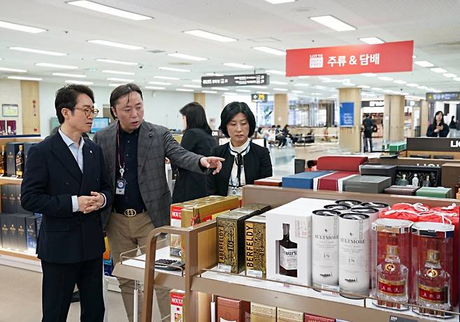 롯데면세점이 김포국제공항 출국장 주류?담배(DF2구역) 매장 영업을 개시하며 김포공항 국제선 전 면세구역 통합운영에 나섰다. 지난 17일 롯데면세점 김포공항점에 방문한 김주남 롯데면세점 대표이사(사진 왼쪽)가 주류?담배 임시매장 쇼핑환경을 점검하고 있다. /사진제공=롯데면세점