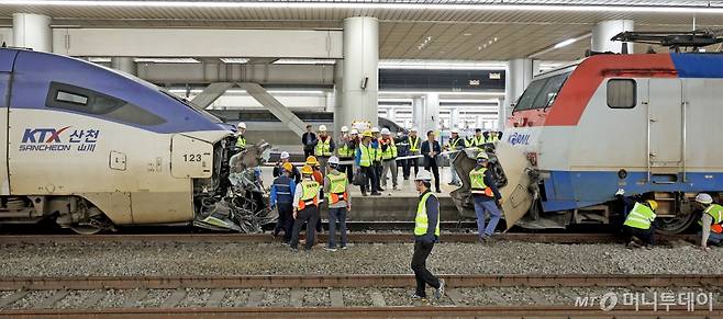 (서울=뉴스1) 장수영 기자 = 18일 오전 경부선 서울역 승강장에서 KTX-산천 열차(서울-부산, 287명)와 여객이 승차하지 않은 무궁화호 열차 접촉사고가 발생해 관계자들이 사고 처리를 하고 있다. 사고는 오전 9시25분께 발생했으며 KTX에 타고있던 승객들은 환승조치했다. 2024.4.18/뉴스1 Copyright (C) 뉴스1. All rights reserved. 무단 전재 및 재배포, AI학습 이용 금지. /사진=(서울=뉴스1) 장수영 기자