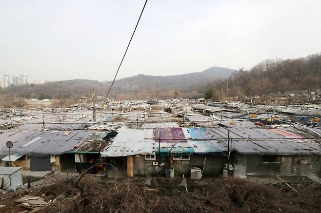 경매시장에 나온 서울 강남구 구룡마을의 한 토지에 4명이 응찰했고 4억1999만원에 낙찰됐다. 사진은 구룡마을 전경. /사진=뉴스1