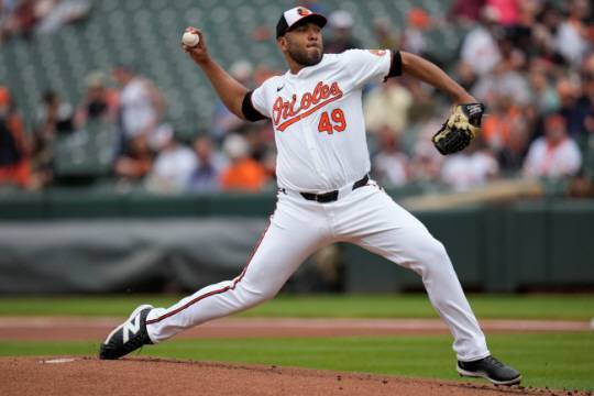 MLB 볼티모어의 앨버트 수아레스가 18일(한국시간) 미국 메릴랜드주 볼티모어의 오리올파크 앳 캠던 야즈에서 열린 미네소타와 홈경기에서 역투하고 있다. 수아레스는 2022년부터 2년간 KBO리그 삼성 라이온즈 소속으로 활약했다. AP뉴시스