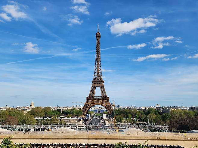 12일(현지시간) 오후 프랑스 파리 트로카데로 광장에서 바라본 에펠탑. 광장 아래에는 '챔피언스 파크'가 건설 중이다. [연합]