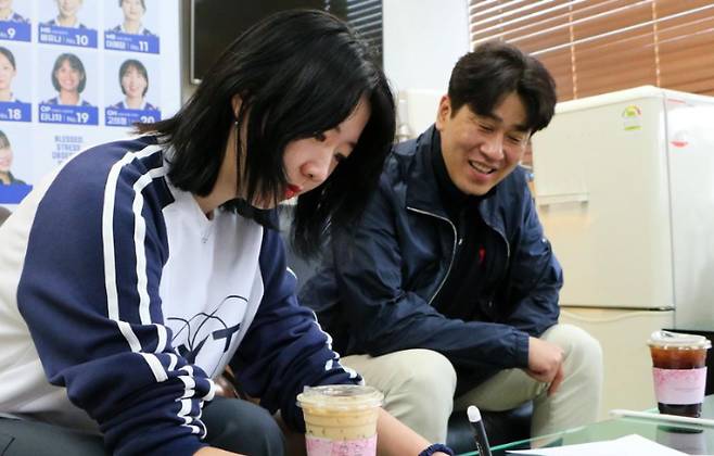 한국도로공사 김종민 감독이 계약서에 사인하는 강소휘를 지켜보고 있다. 한국도로공사 SNS 캡처