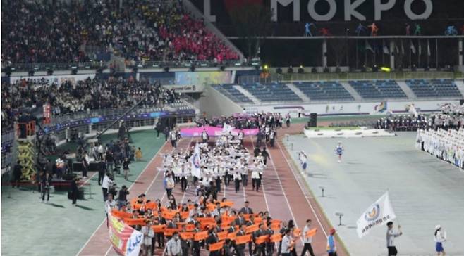 지난해 10월 전남 목포시 목포종합경기장에서 열린 '제104회 전국체전' 개회식에서 참가 선수들이 입장하고 있다. 자료사진