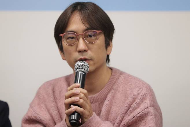 18일 서울 서초구 예술의전당에서 열린 2024 서울예술단 창작가무극 '천 개의 파랑'제작발표회에서 김태형 연출가가 인사말을 하고 있다. 연합뉴스