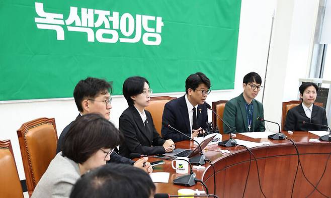 녹색정의당 김준우 상임대표가 18일 서울 여의도 국회에서 열린 상무위원회 회의에서 모두발언을 하고 있다. 뉴스1