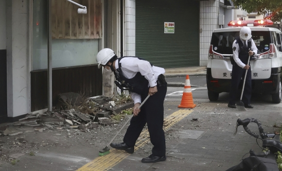 지진 파편 치우는 일본 경찰관들 - 18일 일본 서부 에히메현 우와지마에서 경관들이 지진으로 발생한 파편들을 치우고 있다. 일본 기상청은 전날 밤 11시14분쯤 규슈와 시코쿠 사이 해협에서 강진이 발생해 에히메현과 오이타현에서 지금까지 8명이 다쳤으며 쓰나미 경보는 발령되지 않았다고 밝혔다.  우와지마 AP 뉴시스