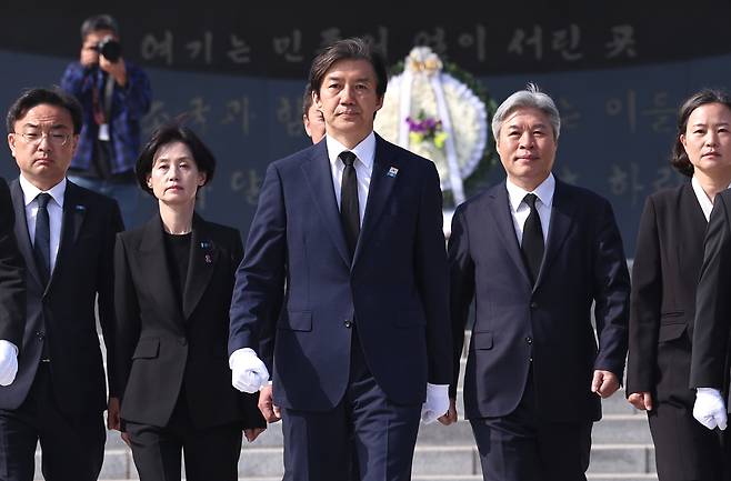 조국혁신당 조국 대표가 4월12일 오전 비례대표 당선인들과 함께 서울 동작구 국립서울현충원에서 현충탑 참배를 마친 뒤 이동하고 있다. ⓒ공동취재