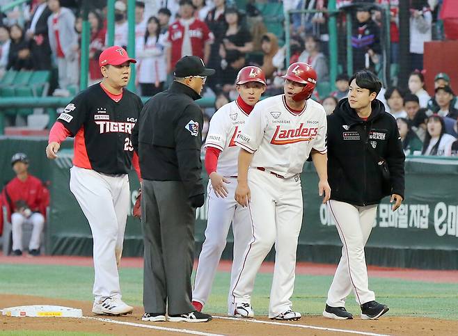 ▲ 1회 2사 주자 없는 상황에서 1S에서 던진 크로우의 150㎞ 투심패스트볼이 최정의 옆구리를 향했고, 피할 겨를도 없이 공에 맞고 쓰러졌다. ⓒSSG랜더스