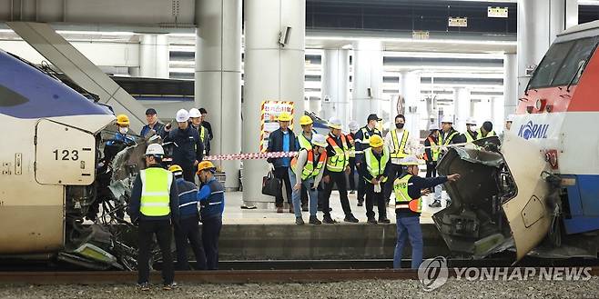 서울역서 접촉 사고 난 KTX·무궁화호 (서울=연합뉴스) 류영석 기자 = 18일 오전 서울역에서 경부선 KTX 열차와 무궁화호 간 접촉 사고가 발생해 역무원 및 소방 관계자들이 현장을 수습하고 있다. 2024.4.18 ondol@yna.co.kr