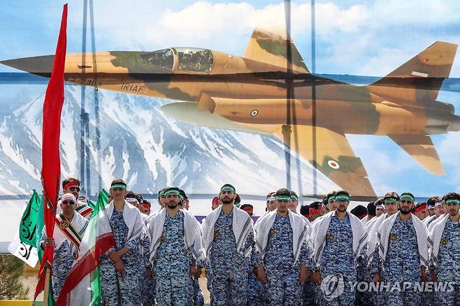 이란 군인들 (테헤란 AFP=연합뉴스) 17일(현지시간) 이란 테헤란에서 열린 군사 퍼레이드에 참석한 이란 군인들. 2024.04.18.